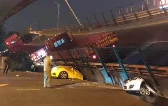 無(wú)錫高架橋側(cè)翻