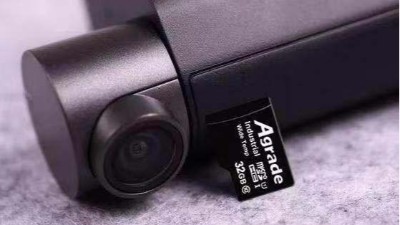 <i style='color:red'>防碰瓷很重要</i>，行車記錄儀TF卡上手體驗